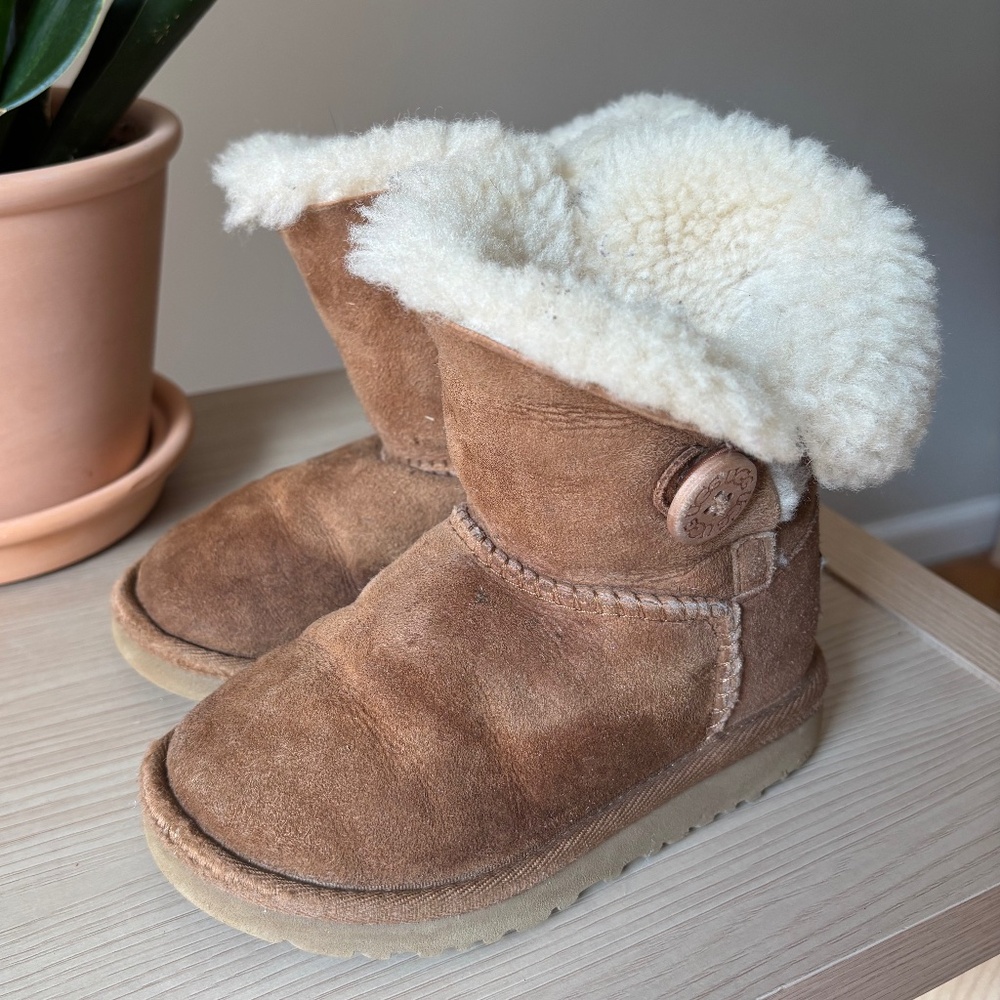 UGG toddler Bailey button boots sherpa lined size 9